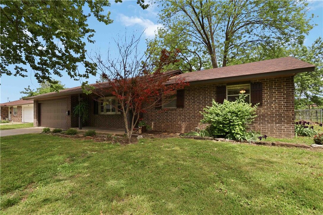 Property Photo:  1908 Robyn Road  AR 72762 