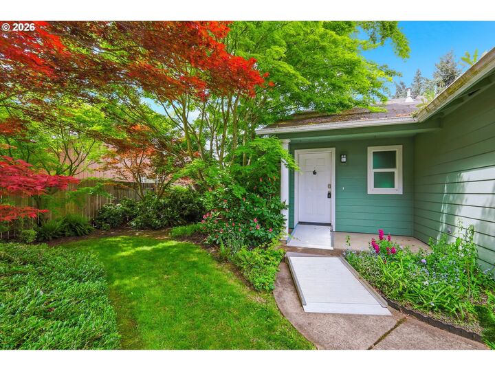 Property Photo:  1348 Manzana St  OR 97404 