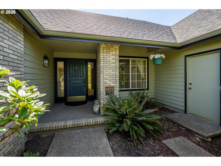 Property Photo:  1625 Victorian Way  OR 97401 