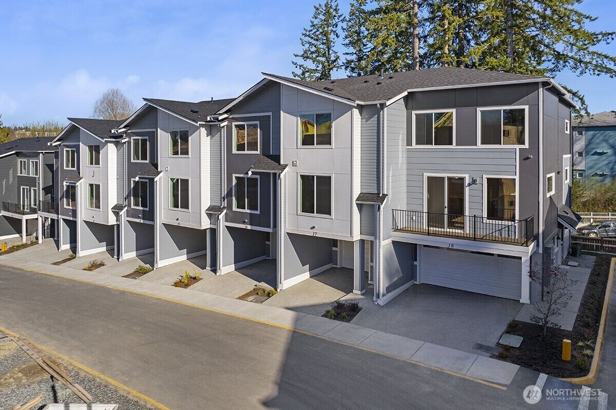 Property Photo:  16823  Alder Way J7  WA 98037 