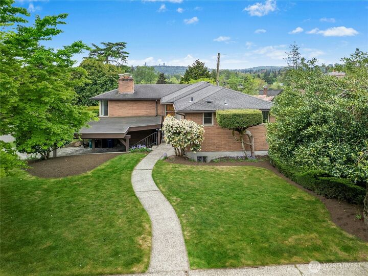 Property Photo:  5803  Oberlin Avenue NE  WA 98105 