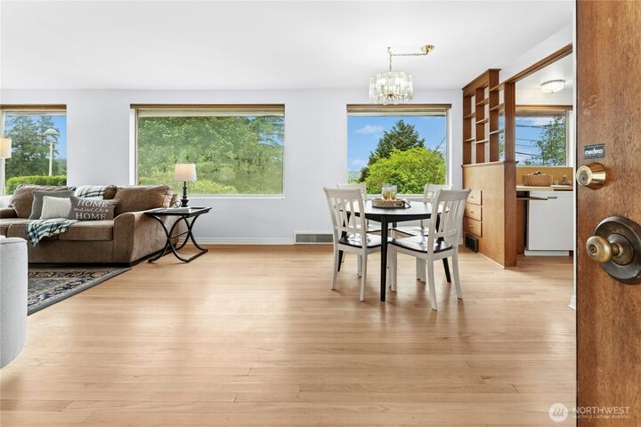 Property Photo:  5803  Oberlin Avenue NE  WA 98105 