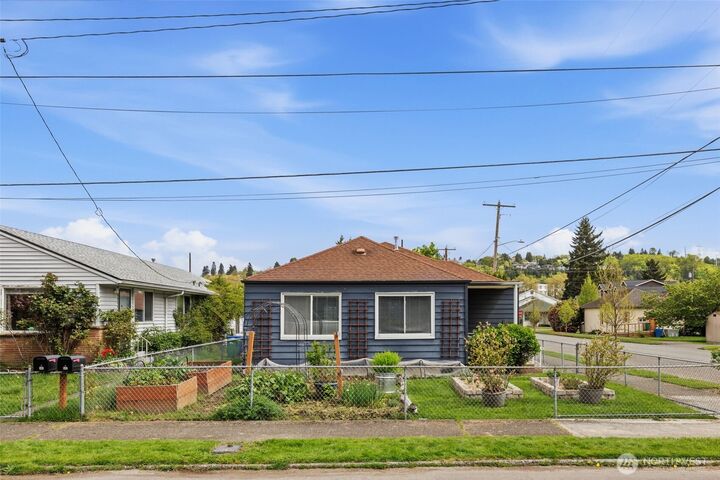 Property Photo:  544  Whitworth Avenue S  WA 98057 