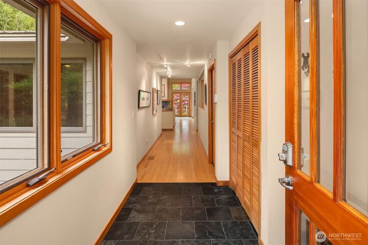 Property Photo:  558  20th Avenue  WA 98033 