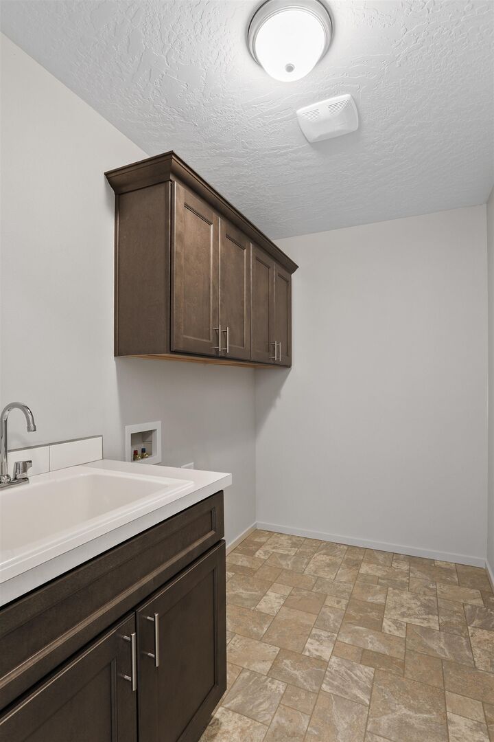 Property Photo:  509 N Arc Ct  WA 99016 