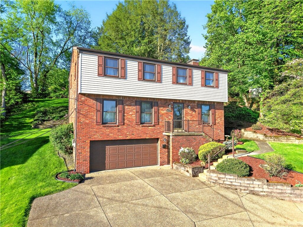 Property Photo:  1024 Surrey Woods Rd  PA 15102 