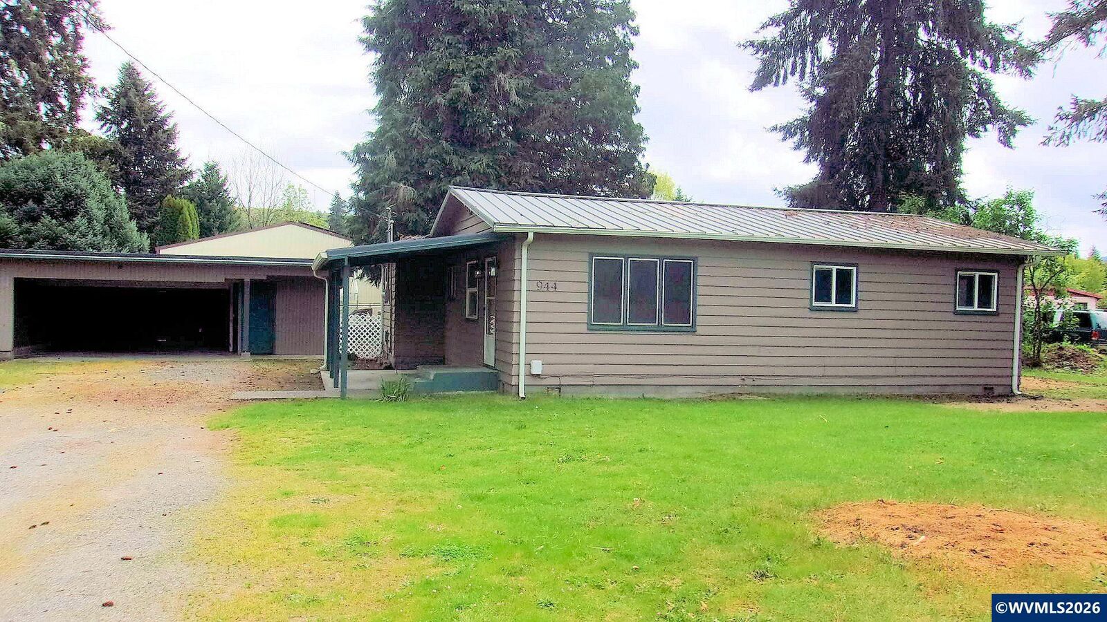 Property Photo:  944 5th St  OR 97358 