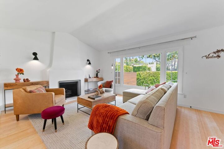Property Photo:  8814 Rosewood Ave  CA 90048 