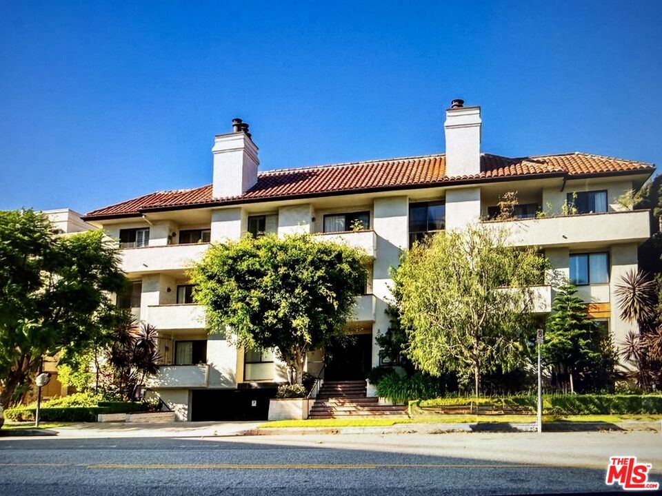 Property Photo:  11755 Montana Ave  CA 90049 