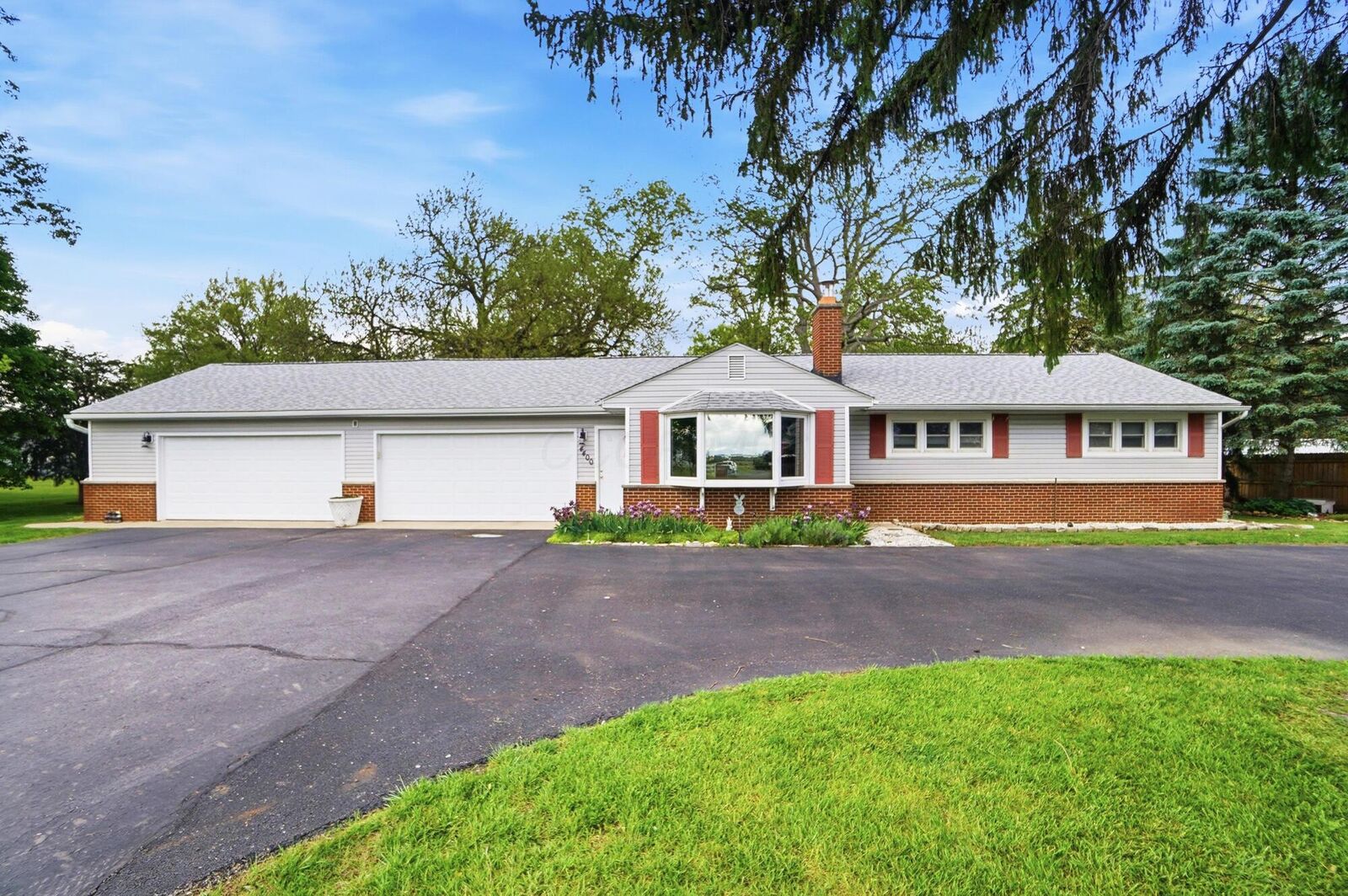 Property Photo:  4400 Grove City Road  OH 43123 