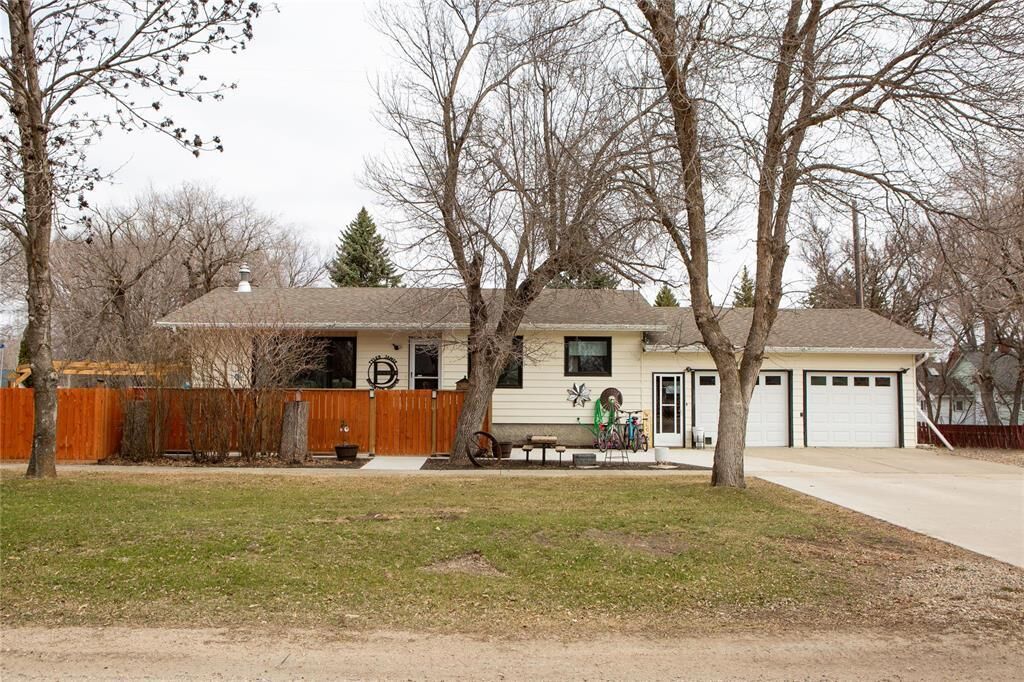 Property Photo:  101 4th Avenue West  MB R0K 2C0 