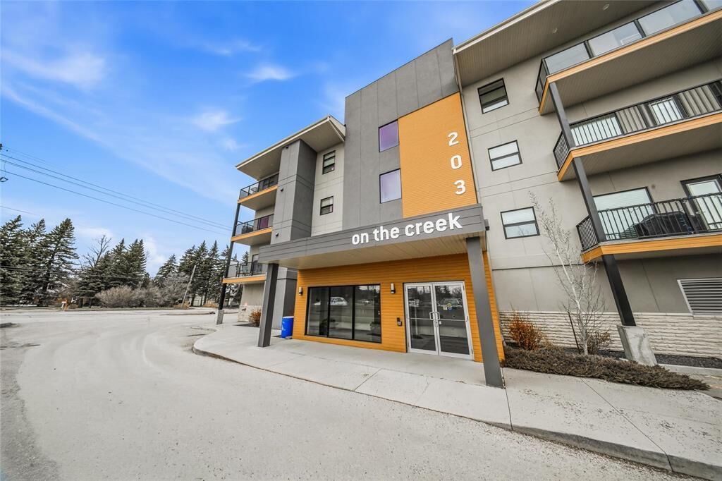 Property Photo:  2033 Henderson Highway  MB R2G 1P7 