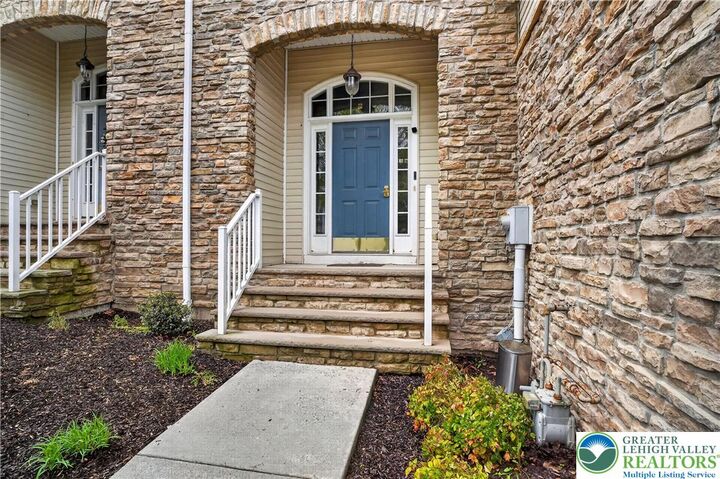Property Photo:  560 Quaker Ridge Terrace  PA 18042 