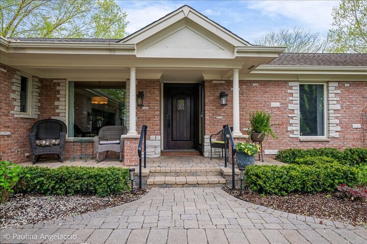 Property Photo:  570 Hillside Court  IL 60010 