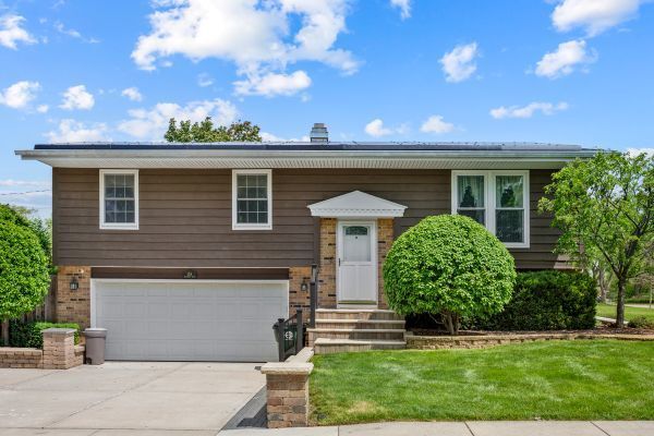 Property Photo:  318 Hillcrest Drive  IL 60102 