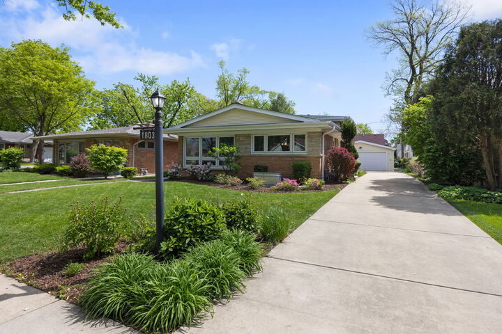 Property Photo: 1803 S Crescent Avenue IL 60068