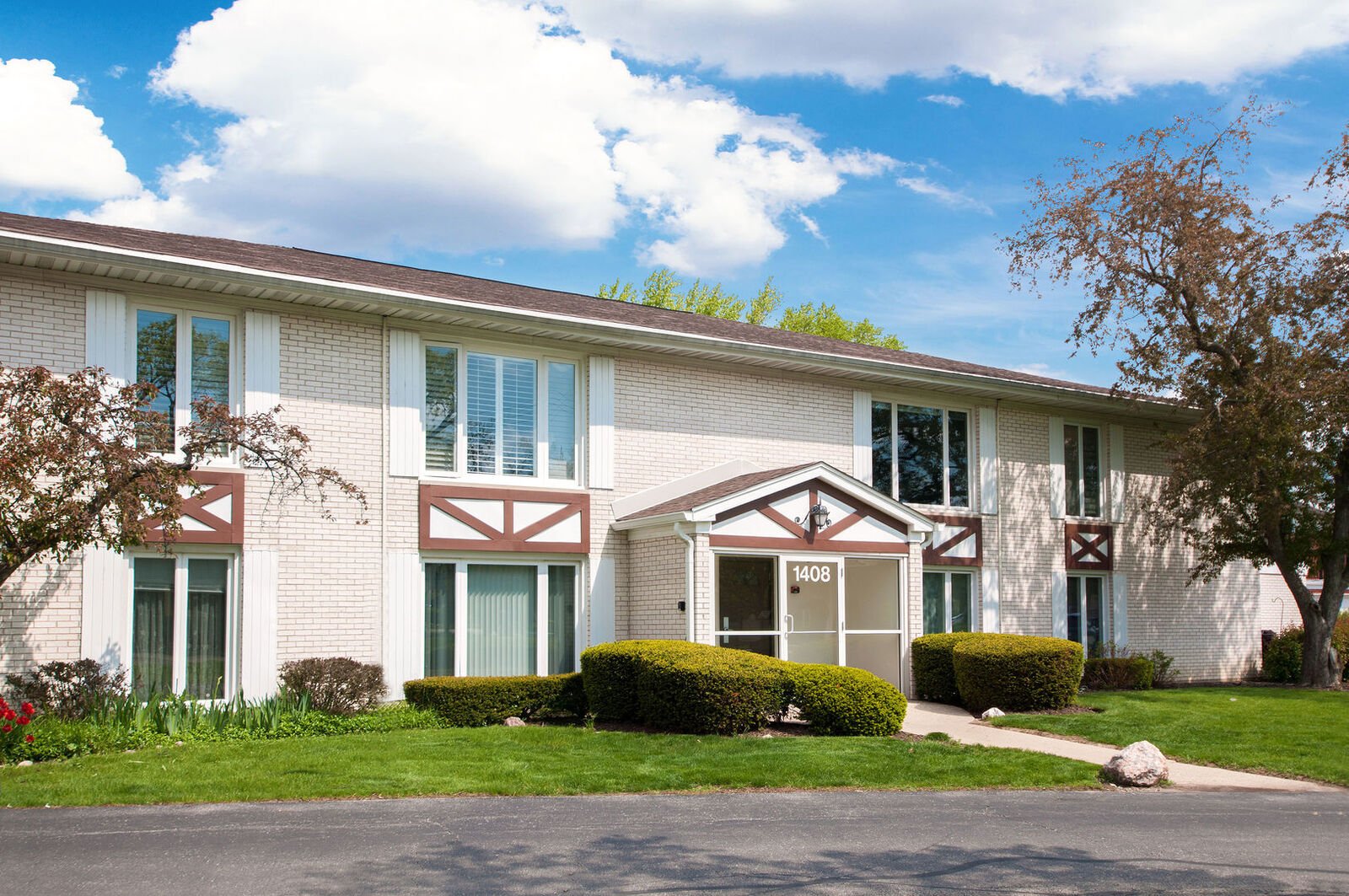Property Photo: 1408 S New Wilke Road 2-B IL 60005