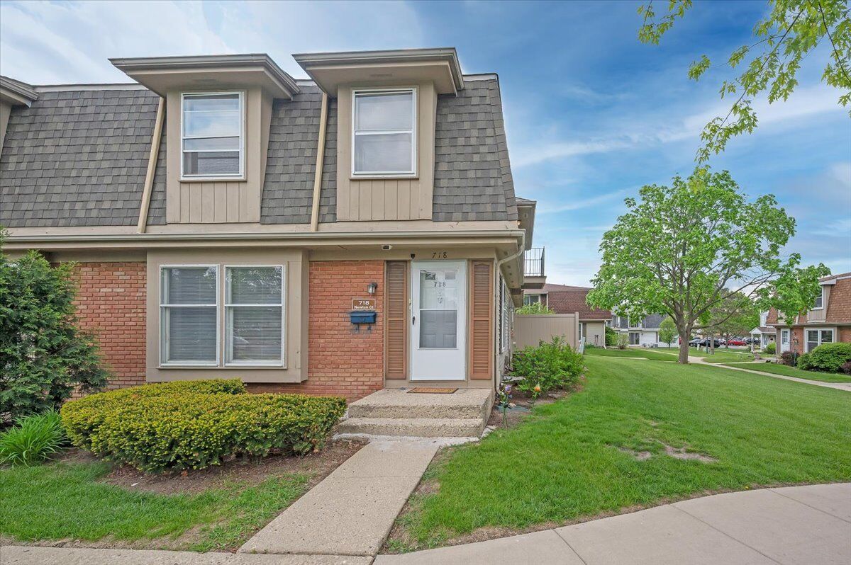 Property Photo:  718 Newton Court  IL 60193 