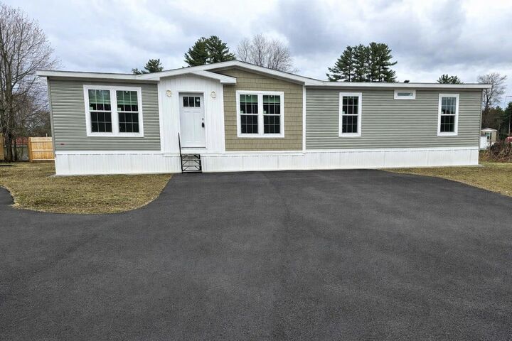 Property Photo: 4 Gallo Way NH 03052