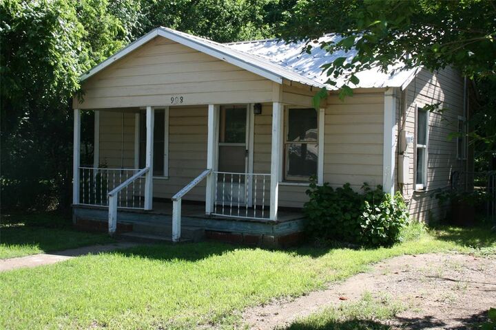 Property Photo:  908 Franklin Street  TX 76086 