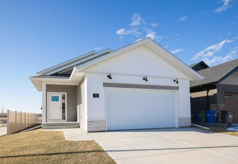 Property Photo: 4 Emmett Crescent AB T4P 3G8
