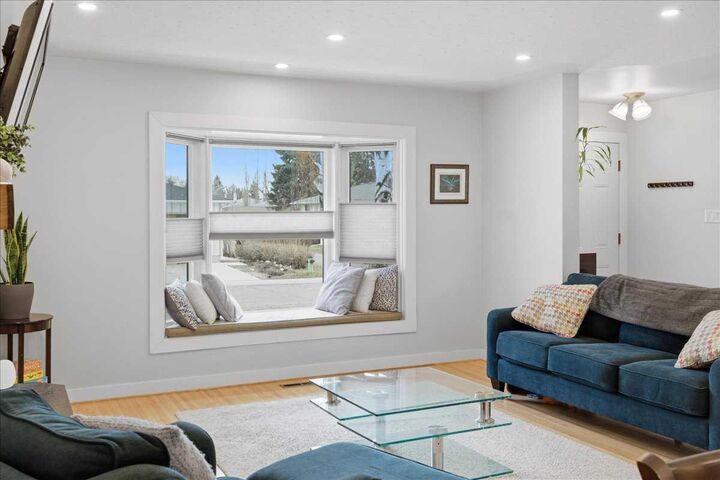Property Photo:  40 Grafton Crescent SW  AB T3E 4X1 