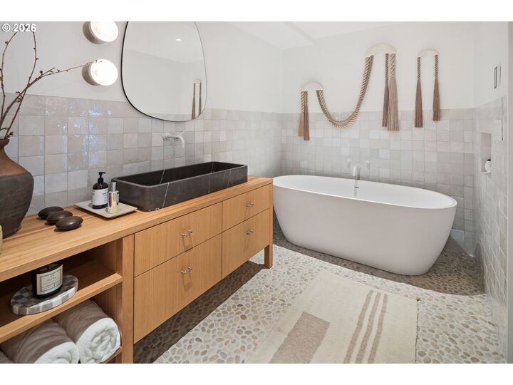 Property Photo:  2600 Summit Dr  OR 97034 
