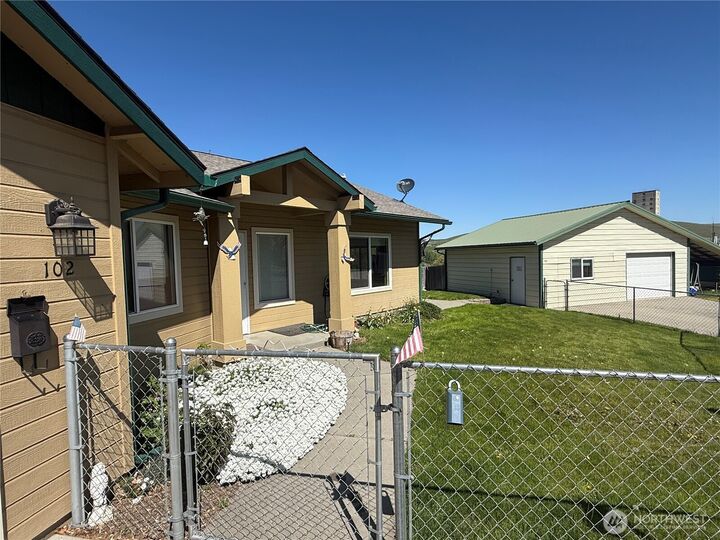 Property Photo:  102 S 8th Street  WA 99328 