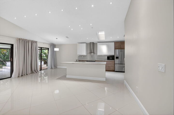 Property Photo:  7 Kyle Way  FL 33426 