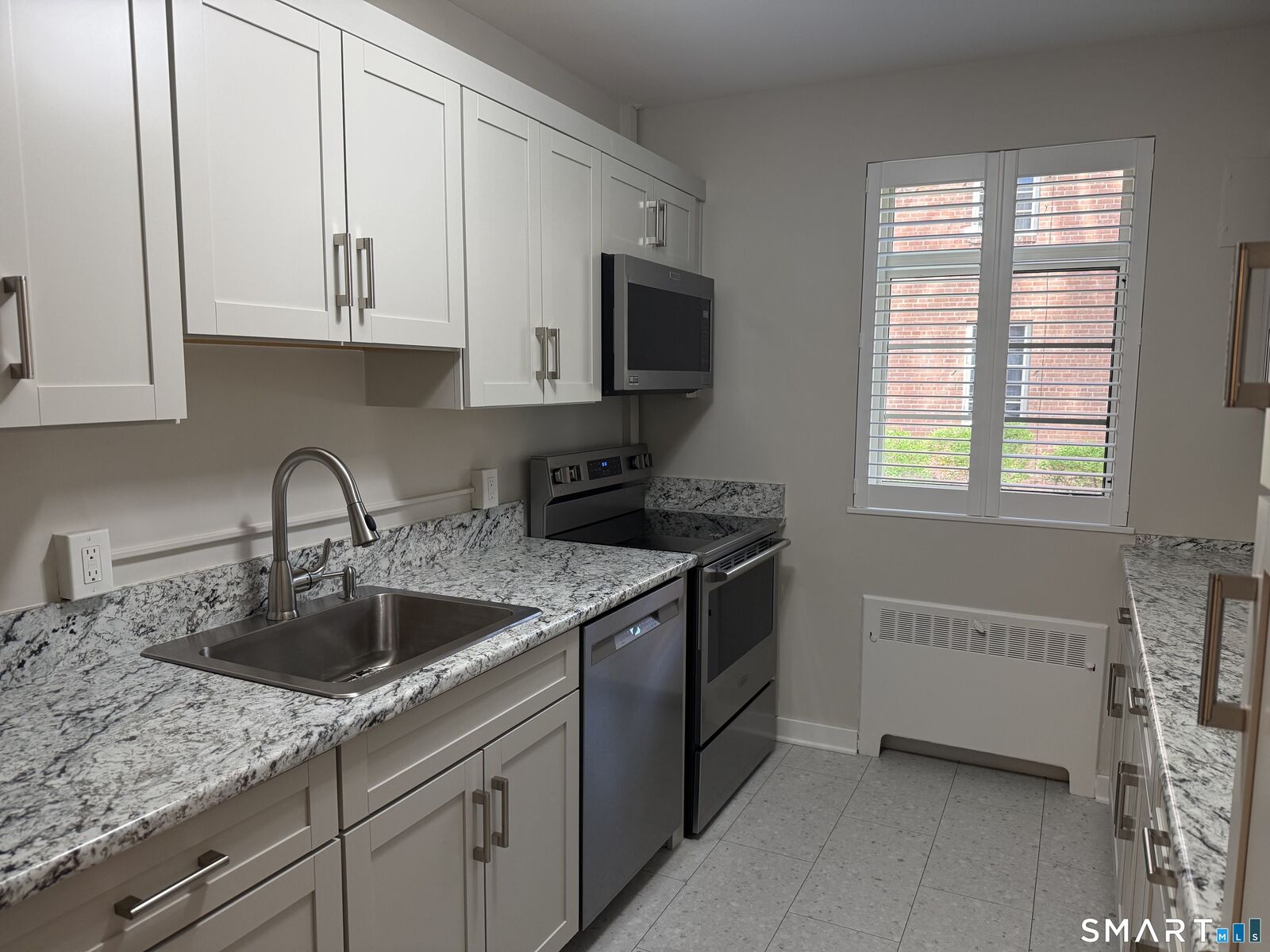 Property Photo:  20 Outlook Avenue 102  CT 06119 