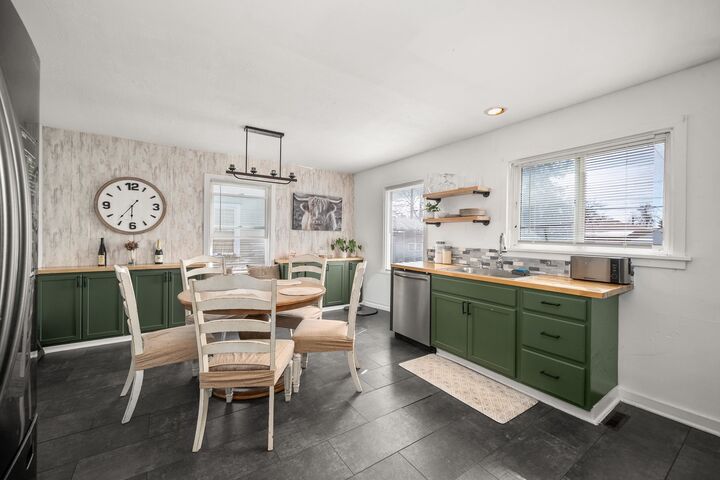Property Photo:  1127 W Kiernan Ave  WA 99205 
