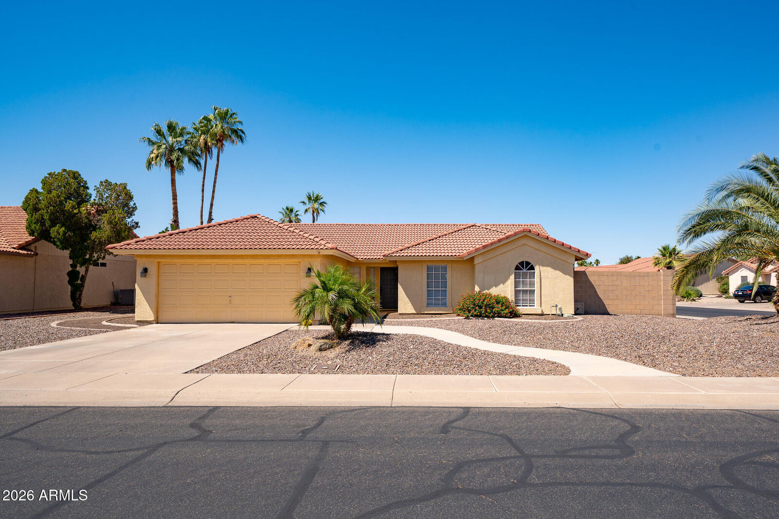 Property Photo: 9126 W Port Royale Lane AZ 85381