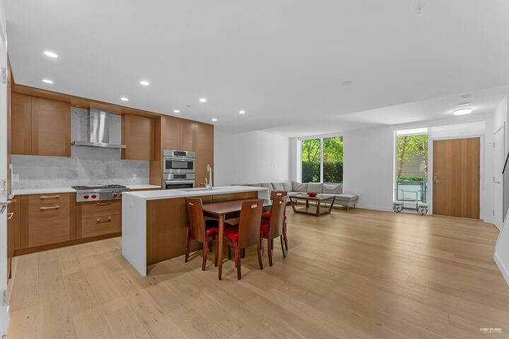 Property Photo: 1439 George Street Th8 BC V4B 0B9