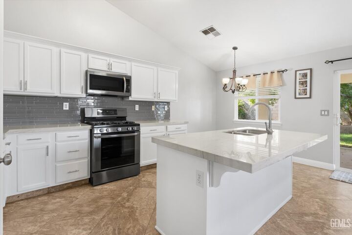 Property Photo:  2418 Brazil Avenue  CA 93313 