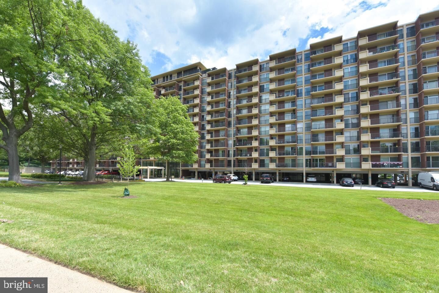 Property Photo:  1300 Army Navy Drive 608  VA 22202 