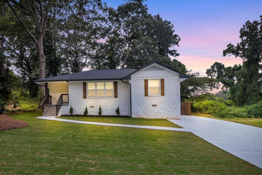 Property Photo:  2219 Sharon Way  GA 30032 
