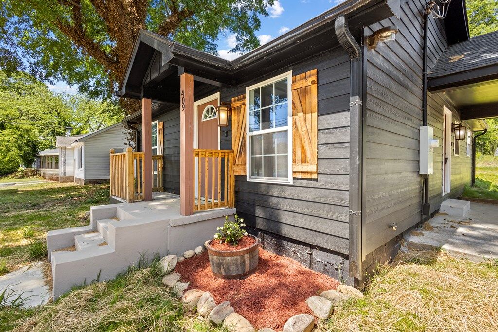 Property Photo: 409 Calhoun Avenue GA 30161