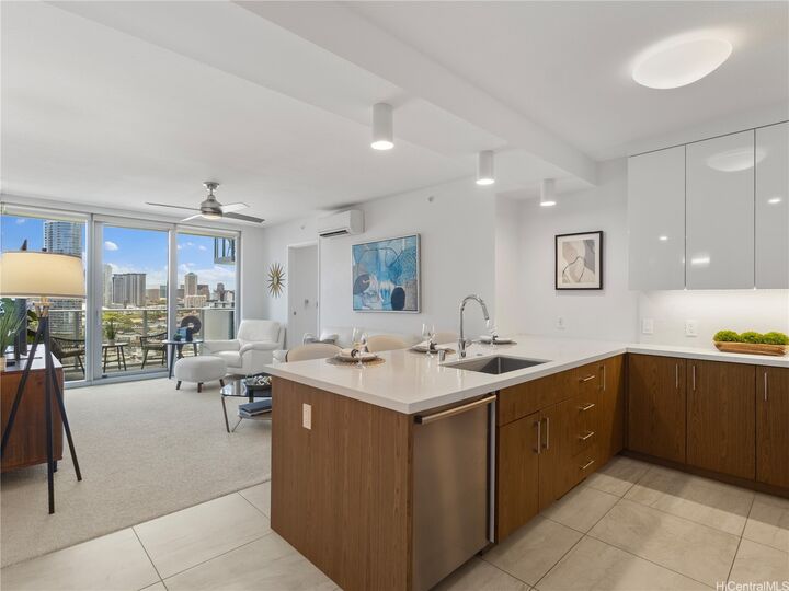 Property Photo:  629 Keeaumoku Street 1710  HI 96814 