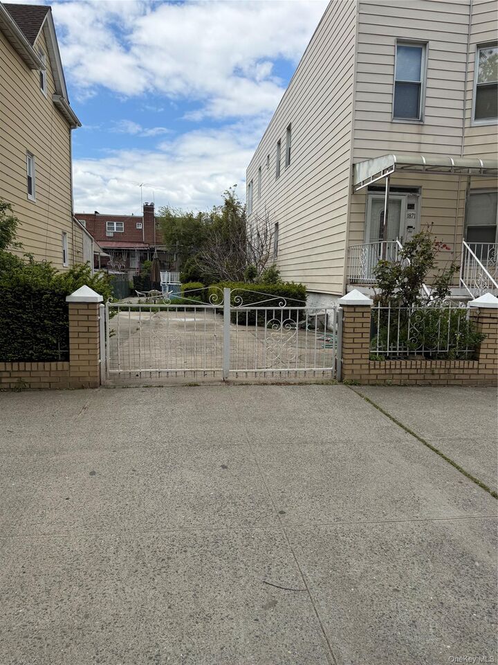 Property Photo:  1871 Matthews Avenue  NY 10462 