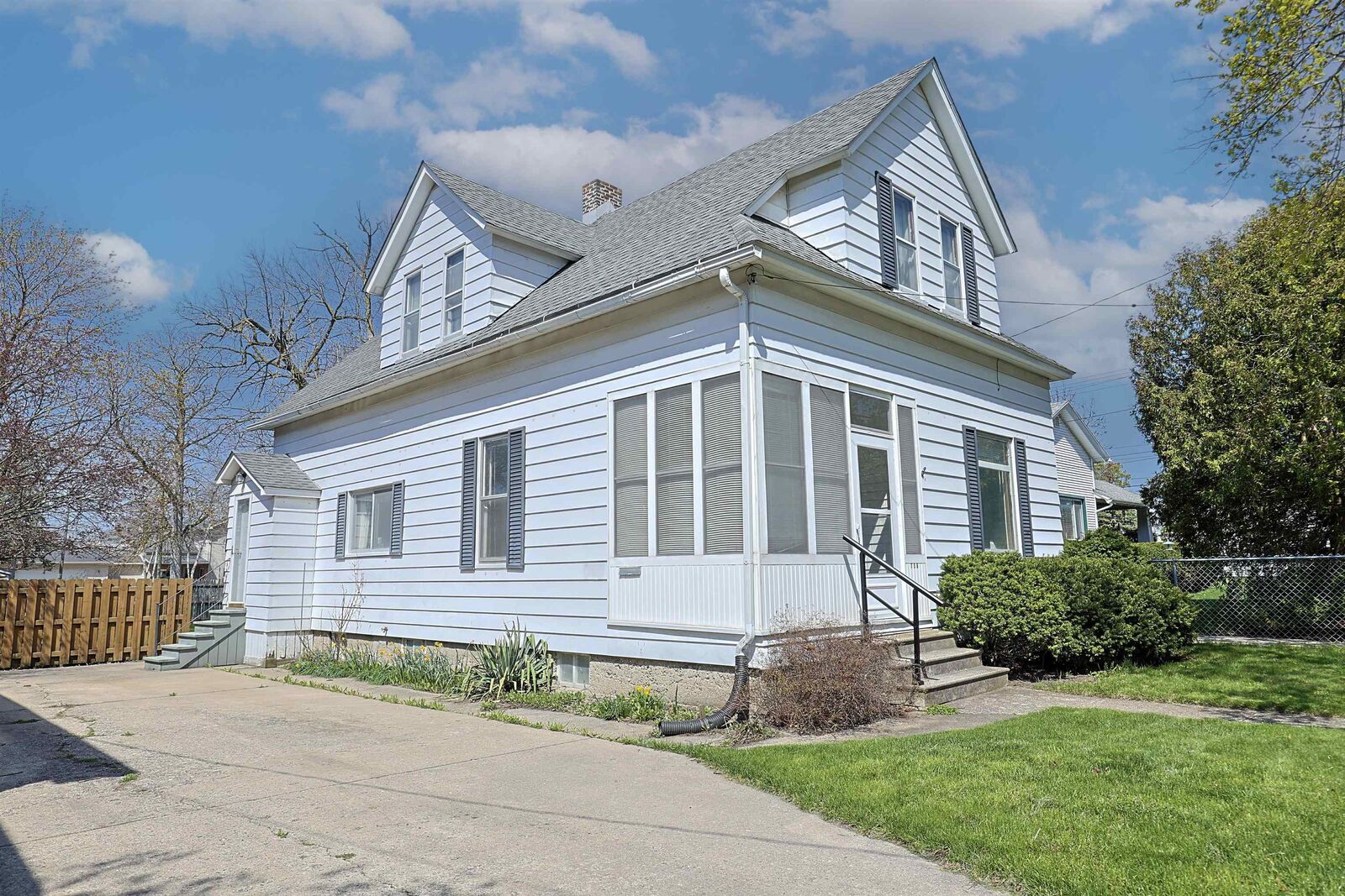 Property Photo:  706 S Lincoln  MI 48708 