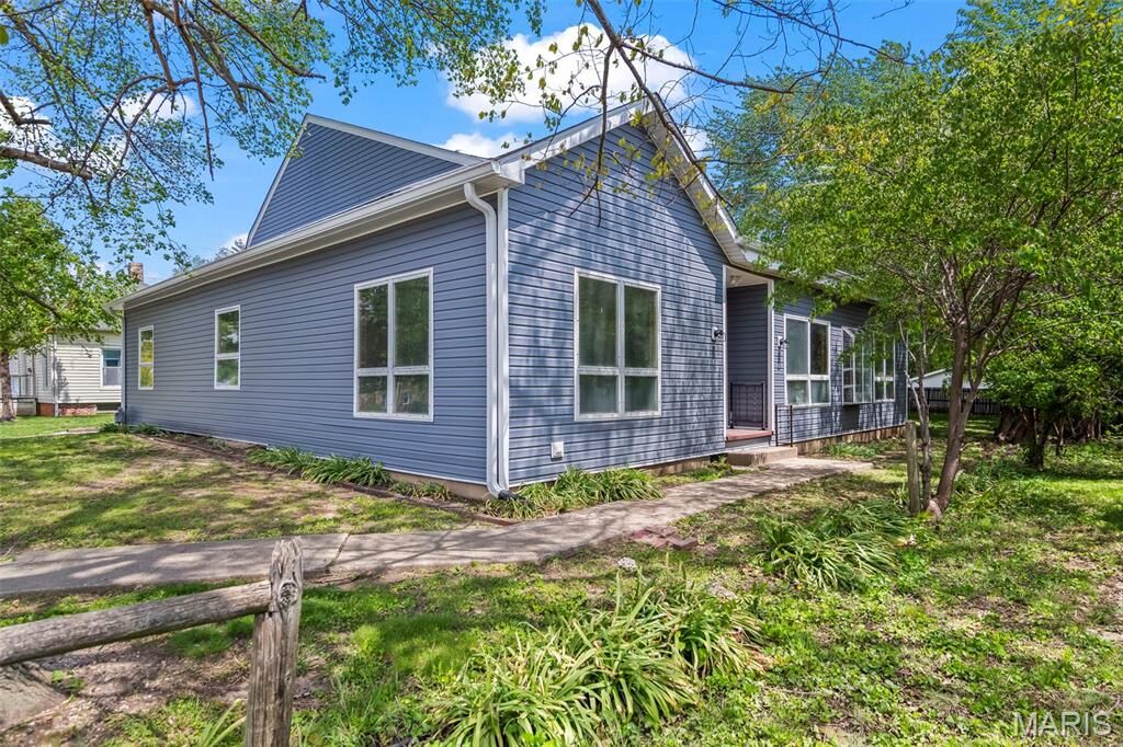 Property Photo:  716 N Jefferson Street  IL 62056 