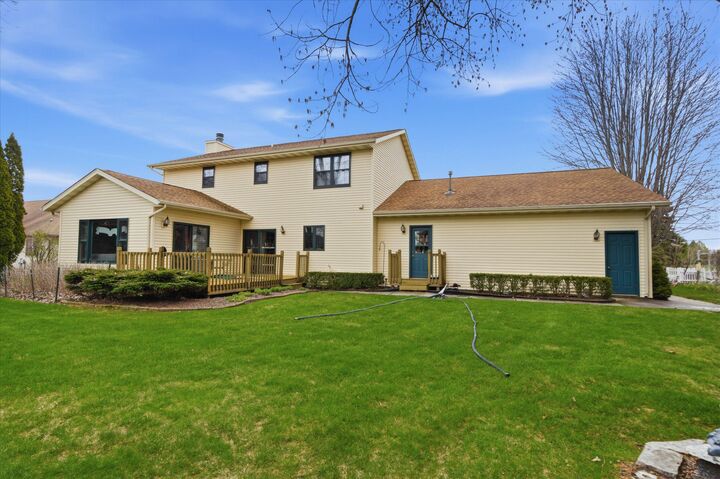Property Photo:  2146 Waverly Ct  WI 53083 