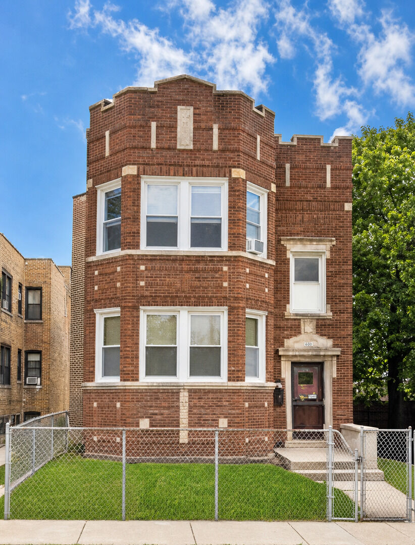 Property Photo:  