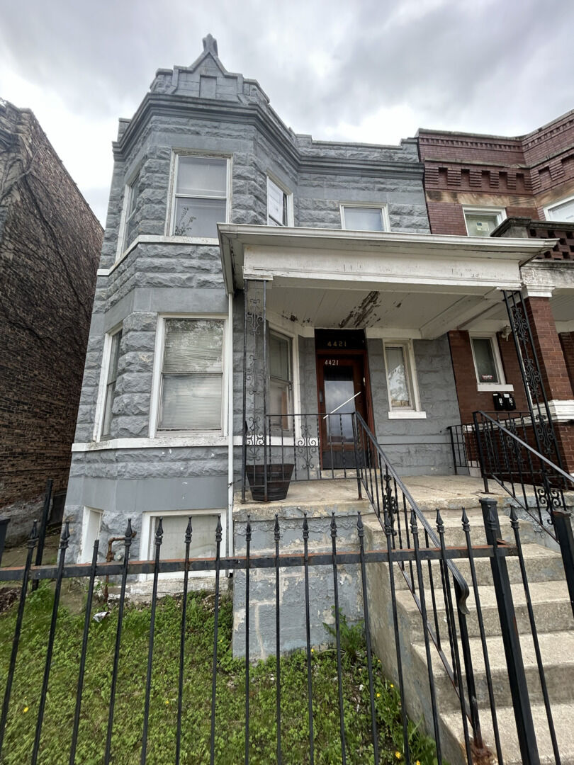 Property Photo: 4421 W Adams Street IL 60624