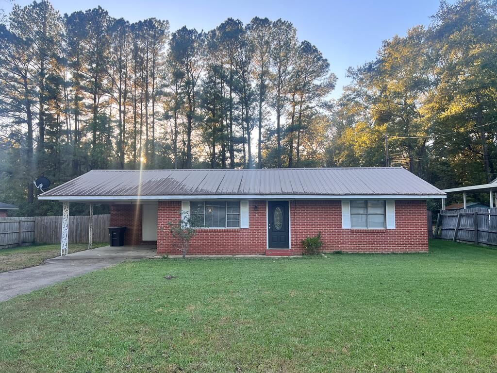 Property Photo:  105 Moore  MS 38916 