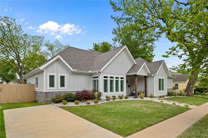 Property Photo:  302 SW E Street  AR 72712 