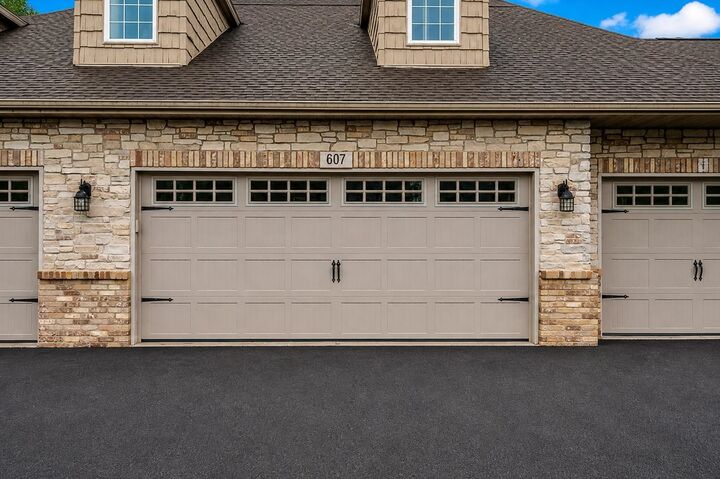 Property Photo:  607 Queens Court  IL 61072 