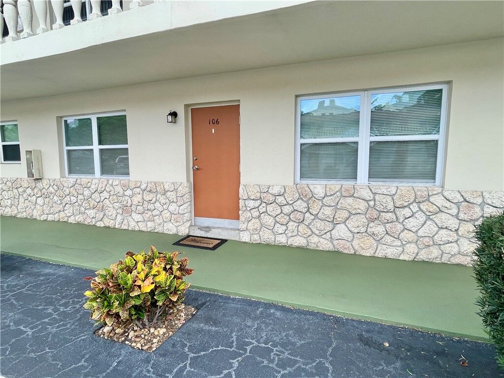 Property Photo:  923 22nd Place 106  FL 32960 