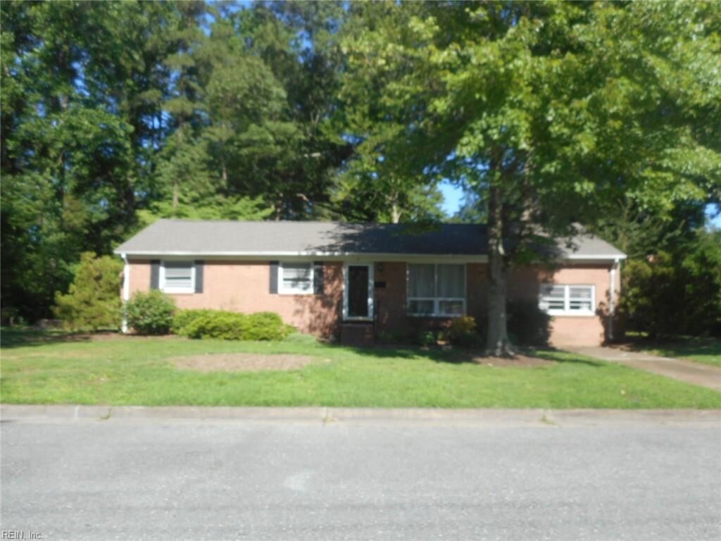 Property Photo: 4 Fairway Ln VA 23606