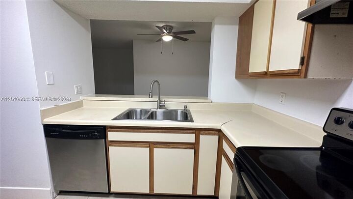 Property Photo: 1243 SW 46th Ave 1111 FL 33069